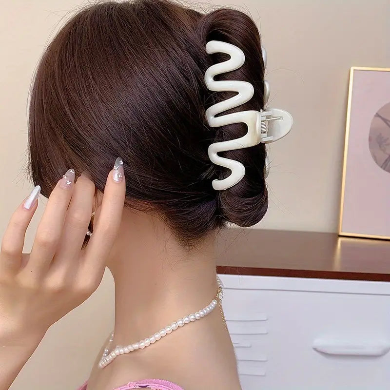 Sweet Wavy Claw Hair Clip