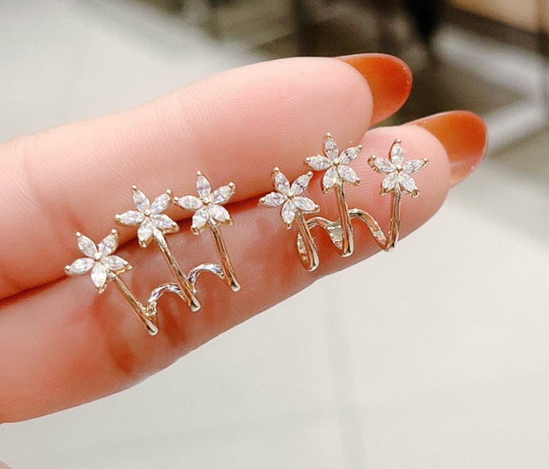 Dainty Flower Claw Earrings - Miruku Store - Earrings