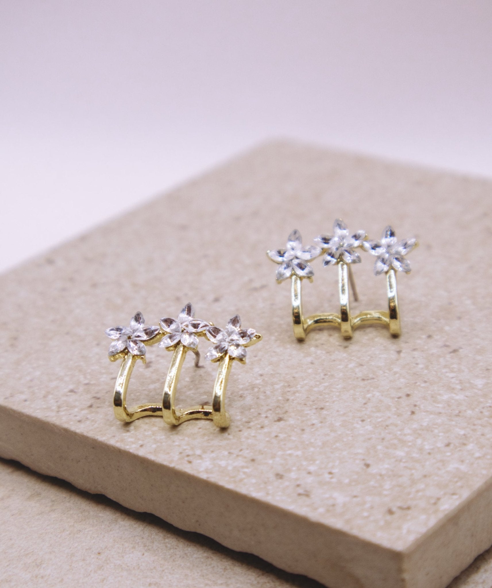 Dainty Flower Claw Earrings - Miruku Store - Earrings